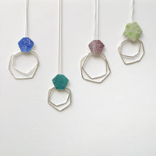 Carregueu la imatge al visualitzador de galeria,Penjoll d'esmalt de plata, hexàgon irregular, blau, verd, porpra.
