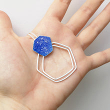 Carregueu la imatge al visualitzador de galeria,Penjoll d'esmalt de plata, hexàgon irregular, blau, verd, porpra.
