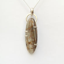 Carregueu la imatge al visualitzador de galeria,Grey Agate silver pendant with leaf details on the back.