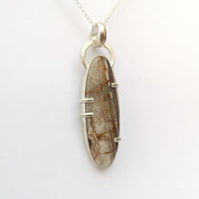 Carregueu la imatge al visualitzador de galeria,Grey Agate silver pendant with leaf details on the back.