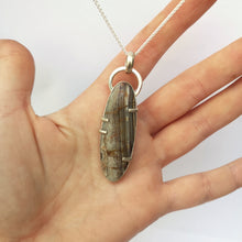 Carregueu la imatge al visualitzador de galeria,Grey Agate silver pendant with leaf details on the back.