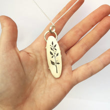 Carregueu la imatge al visualitzador de galeria,Grey Agate silver pendant with leaf details on the back.