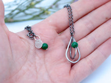 Carregueu la imatge al visualitzador de galeria,Penjoll de plata de gota, símbol de feminitat de pedra natural de plata oxidada, cadena rolo de 40 cm