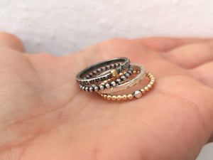 Cuatro anillos apilables bola de oro y plata, joyería mínima anillos de plata oxidada y oro