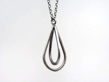 Carregueu la imatge al visualitzador de galeria,Penjoll de plata de gota, símbol de feminitat de pedra natural de plata oxidada, cadena rolo de 40 cm
