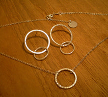 Carregueu la imatge al visualitzador de galeria,Penjoll de plata de cercle obert, cadena lleugera de cèrcol forjat a mà personalitzada amb regal inicial de dames d'honor