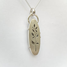 Carregueu la imatge al visualitzador de galeria,Grey Agate silver pendant with leaf details on the back.