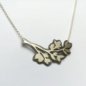 Penjoll ombra de flors i fulles de plata amb cadena de 40 cm