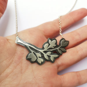 Colgante flor y hojas sombra de plata con cadena de 40 cm