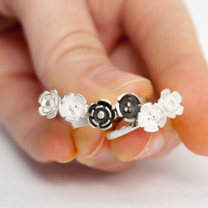 Anell de plata amb flor oxidat acabat brillant anell de joieria de plata fet a mà de sakura