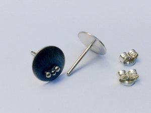 Pendientes geométricos de plata oxidada de círculo pequeño, pendientes de poste de puntos diminutos, pendientes ligeros