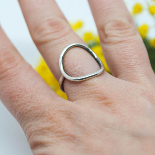 Anillo minimalista de plata de círculo abierto, joyería hecha a mano, anillo geométrico, boda o compromiso.