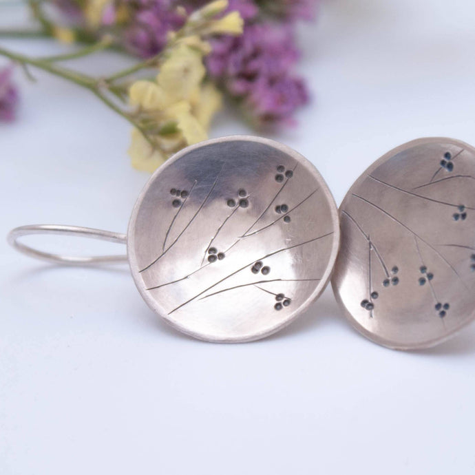 Pendientes de plata con flor de sakura grabados a mano pequeños pendientes de boda boho de plata oxidada