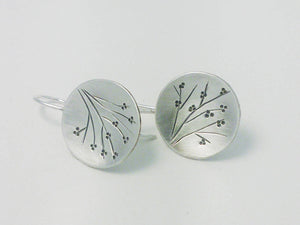 Arracades de plata de flor Sakura gravades a mà petites arracades de casament boho de plata oxidada