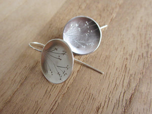 Pendientes de plata con flor de sakura grabados a mano pequeños pendientes de boda boho de plata oxidada