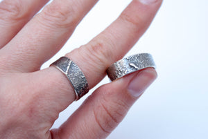 Conjunto de boda plata oxidada, anillos de compromiso plata reticulada, recuerdos compartidos bandas de plata