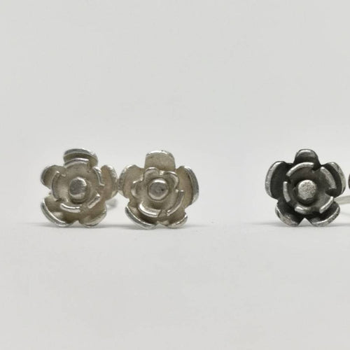 Pendientes de plata con flores, pequeños pendientes de plata de ley oxidada, pequeños pendientes de flores