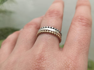 Tres anillos de bolas de oro y plata apilables, triplete de joyería mínima con plata oxidada y relleno de oro