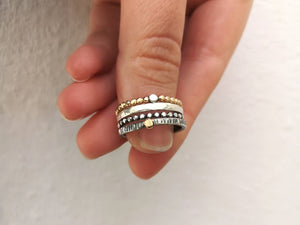 Quatre anells d'apilament bola d'or i plata, joies mínimes de plata oxidada i anells plens d'or