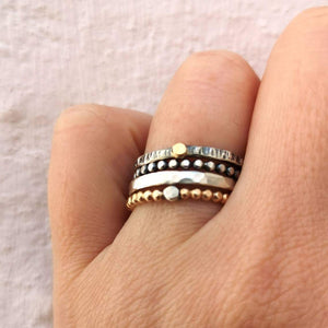 Cuatro anillos apilables bola de oro y plata, joyería mínima anillos de plata oxidada y oro