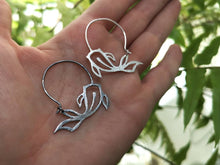 Carregueu la imatge al visualitzador de galeria,Silver Koi Fish earrings size small