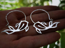 Carregueu la imatge al visualitzador de galeria,Silver Koi Fish earrings size small
