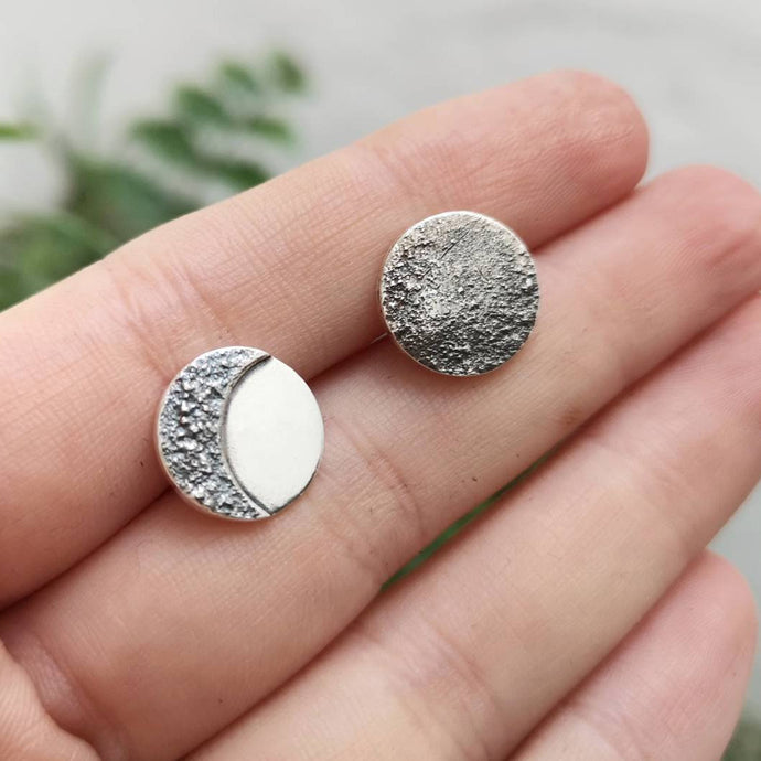 Pendientes de botón de media luna y luna llena plata oxidada, pendientes de poste de fases lunares, plata oxidada