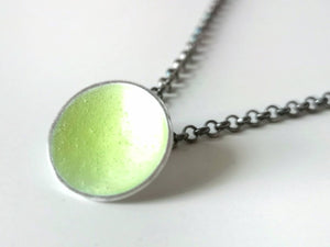 Colgante redondo de plata esmaltada, círculo pequeño de colores vivos con cadena de plata rolo 40cm mínimo