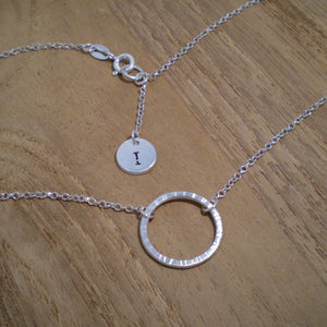 Colgante de plata de círculo abierto, cadena ligera de aro forjada a mano personalizada con inicial, regalo de damas de honor