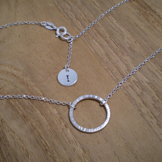 Penjoll de plata de cercle obert, cadena lleugera de cèrcol forjat a mà personalitzada amb regal inicial de dames d'honor