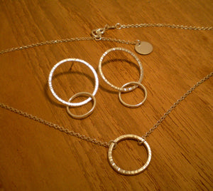 Colgante de plata de círculo abierto, cadena ligera de aro forjada a mano personalizada con inicial, regalo de damas de honor