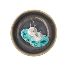 Cargue la imagen en el visor de la Galería,OVAL - Pendientes de aro ovalados de plata con esmalte azul, aros geométricos con tintineo de esmalte de fuego, geométrico