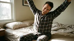 8 ejercicios sencillos que puedes hacer sentado en la cama: empieza la mañana sin prisas ni rigidez