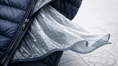 El truco del chubasquero bajo el plumas para no pasar frío con viento