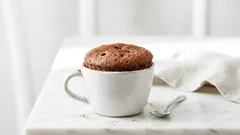 Este pastel de chocolate en taza, que se prepara en 90 segundos: el postre más sencillo