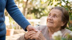 Vivir en el mismo piso con una persona mayor puede volverte loco: consejos de expertos